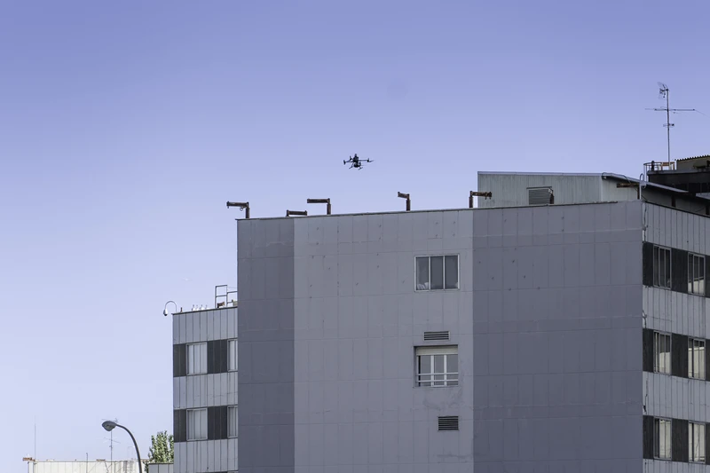 El dron sobrevolando uno de los hospitales madrileños. Foto: Enaire